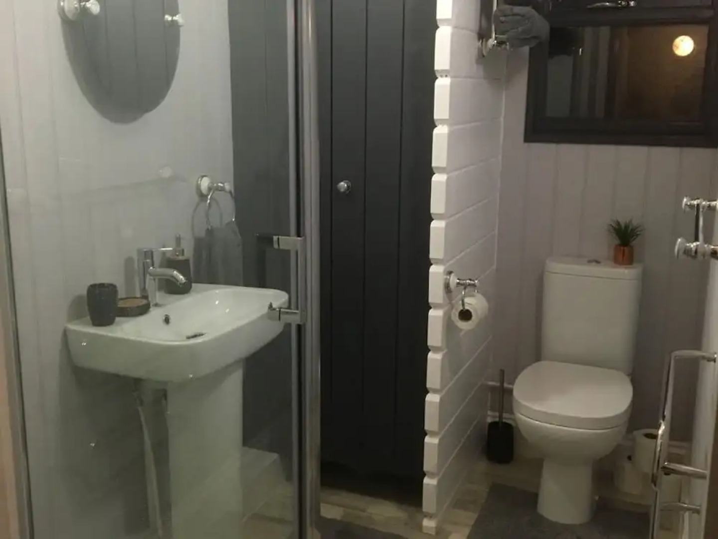 Secret Lodge by Cardiff Holiday Homes