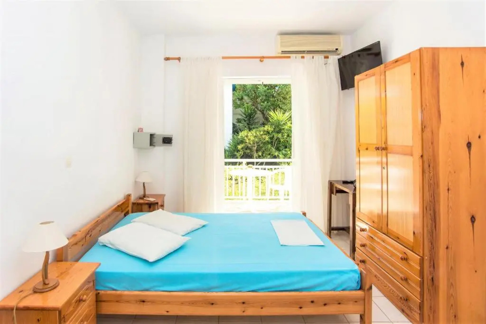 Blue White Hotel Studio Apartments