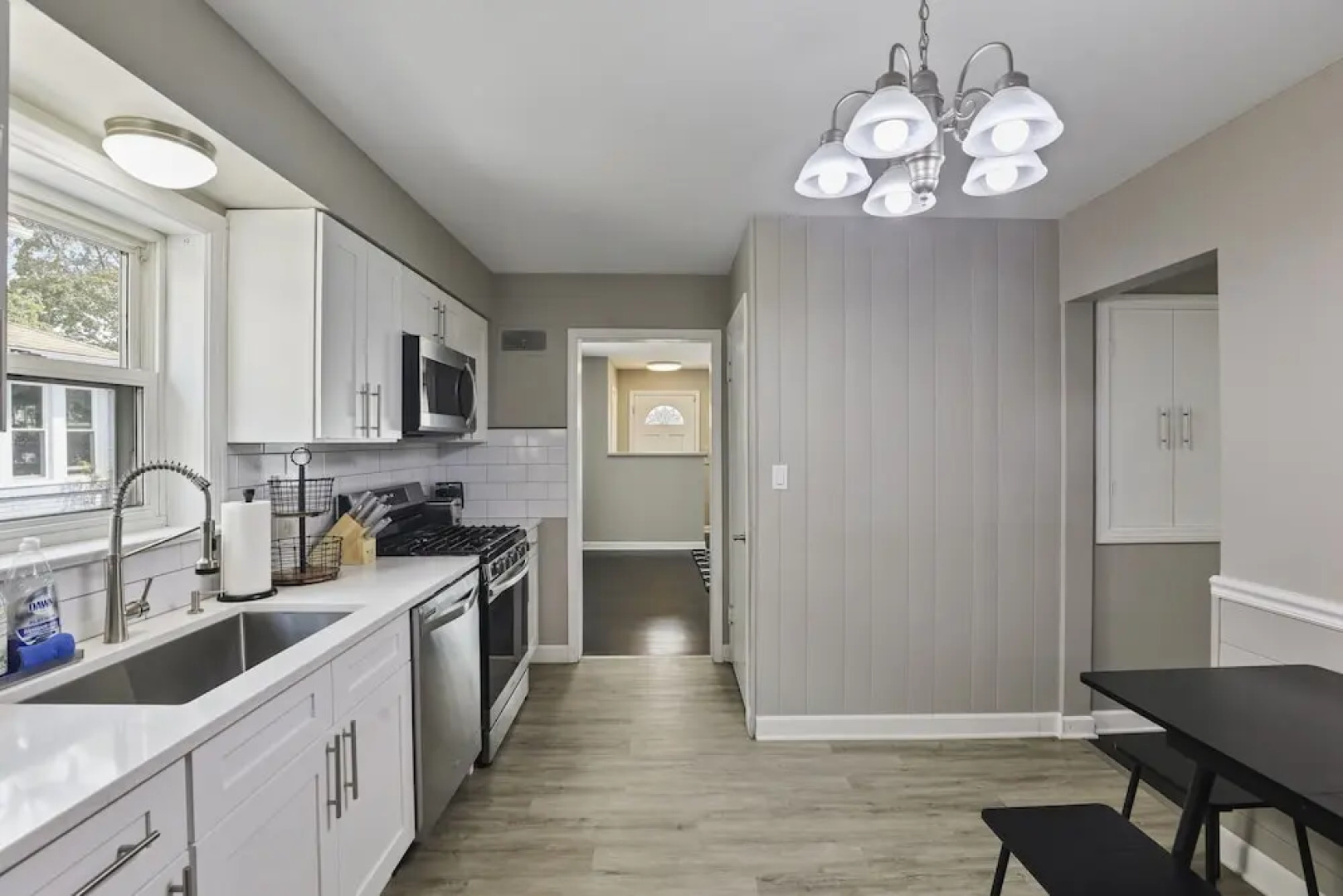 Charming Retreat In The Heart Of Des Plaines 3 Bedroom Residence by RedAwning