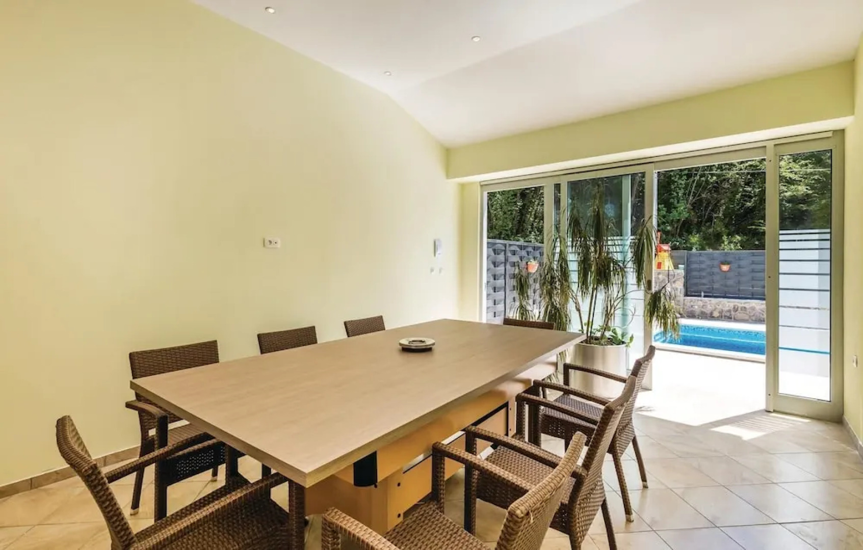 Amazing Home in Jurdani With Wifi and 4 Bedrooms