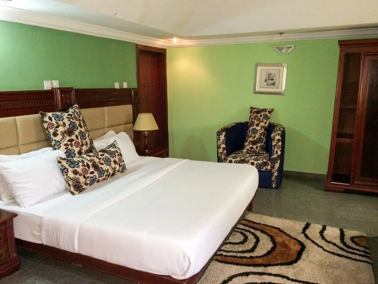 Golden Bird Hotel & Suites