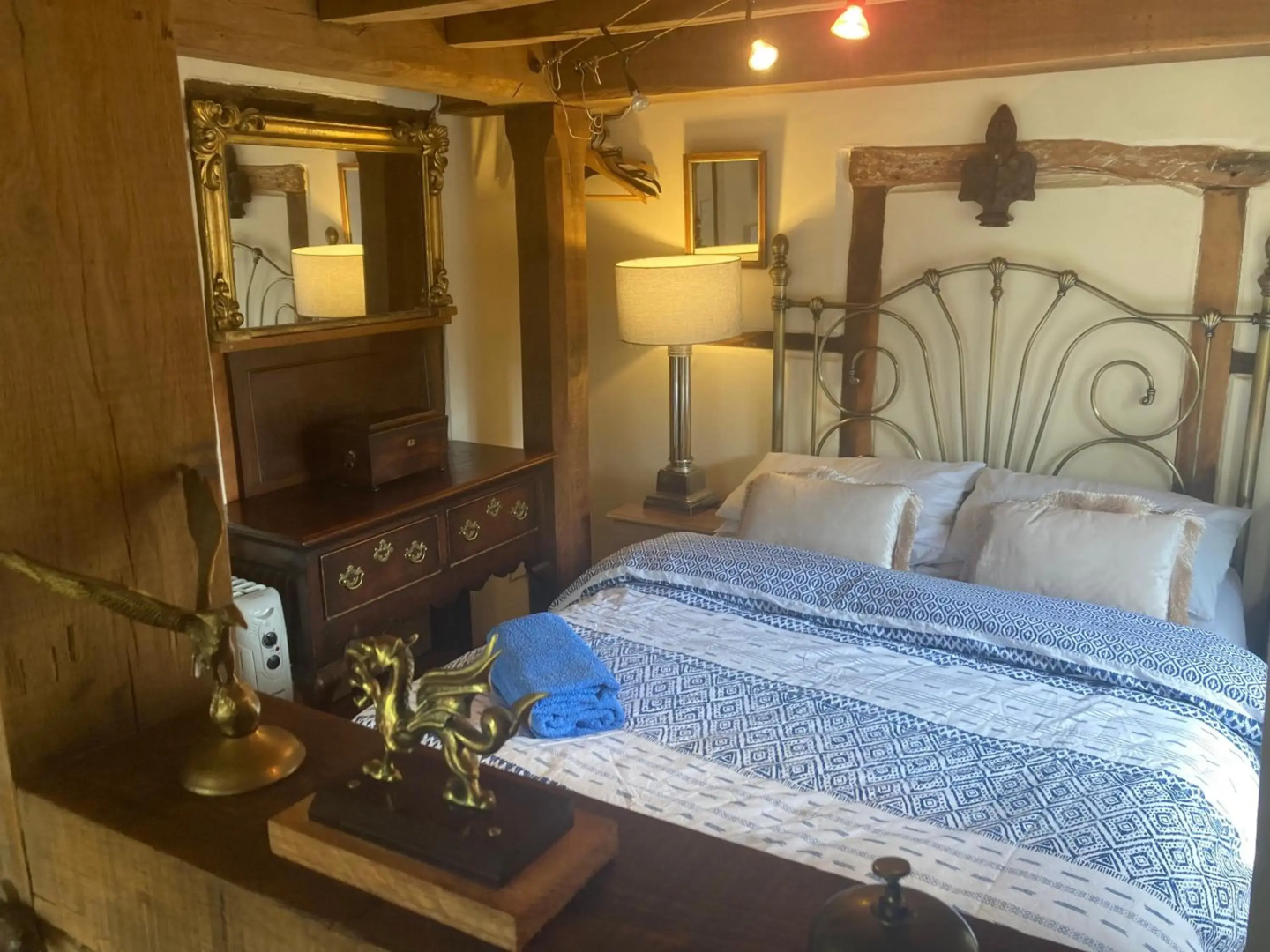 Little Pentre Barn with seasonal Swimming Pool