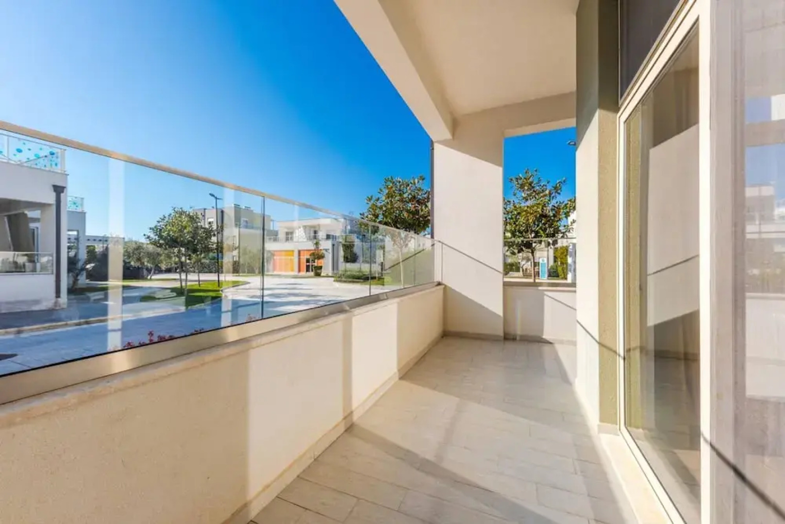 Spacious Apartment by the Beach - Tulipani