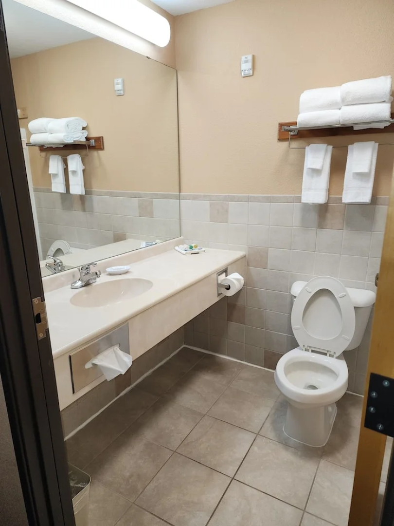 Pine Peaks Lodge & Suites