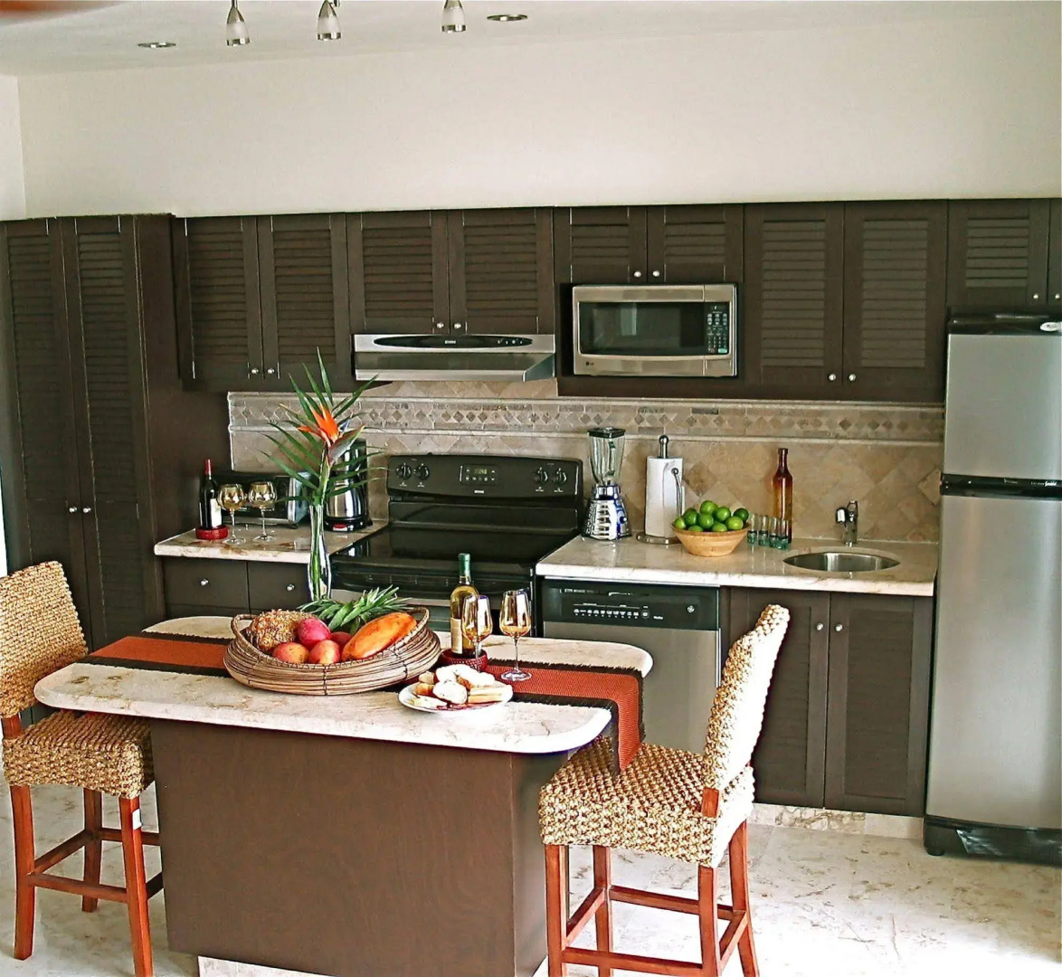 El Taj Oceanfront & Beachside Condo Hotel