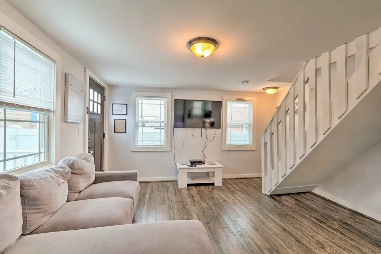 Modern Townhome: Walk to Beach, Bars & Eats!