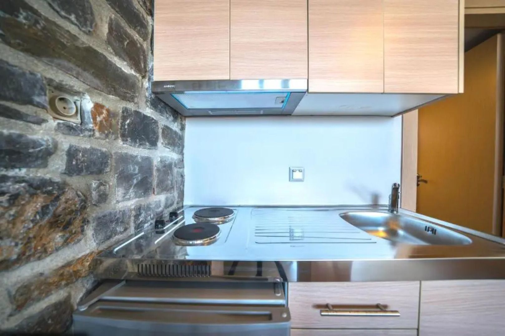 TerraZeus - Stone House Beachfront 3