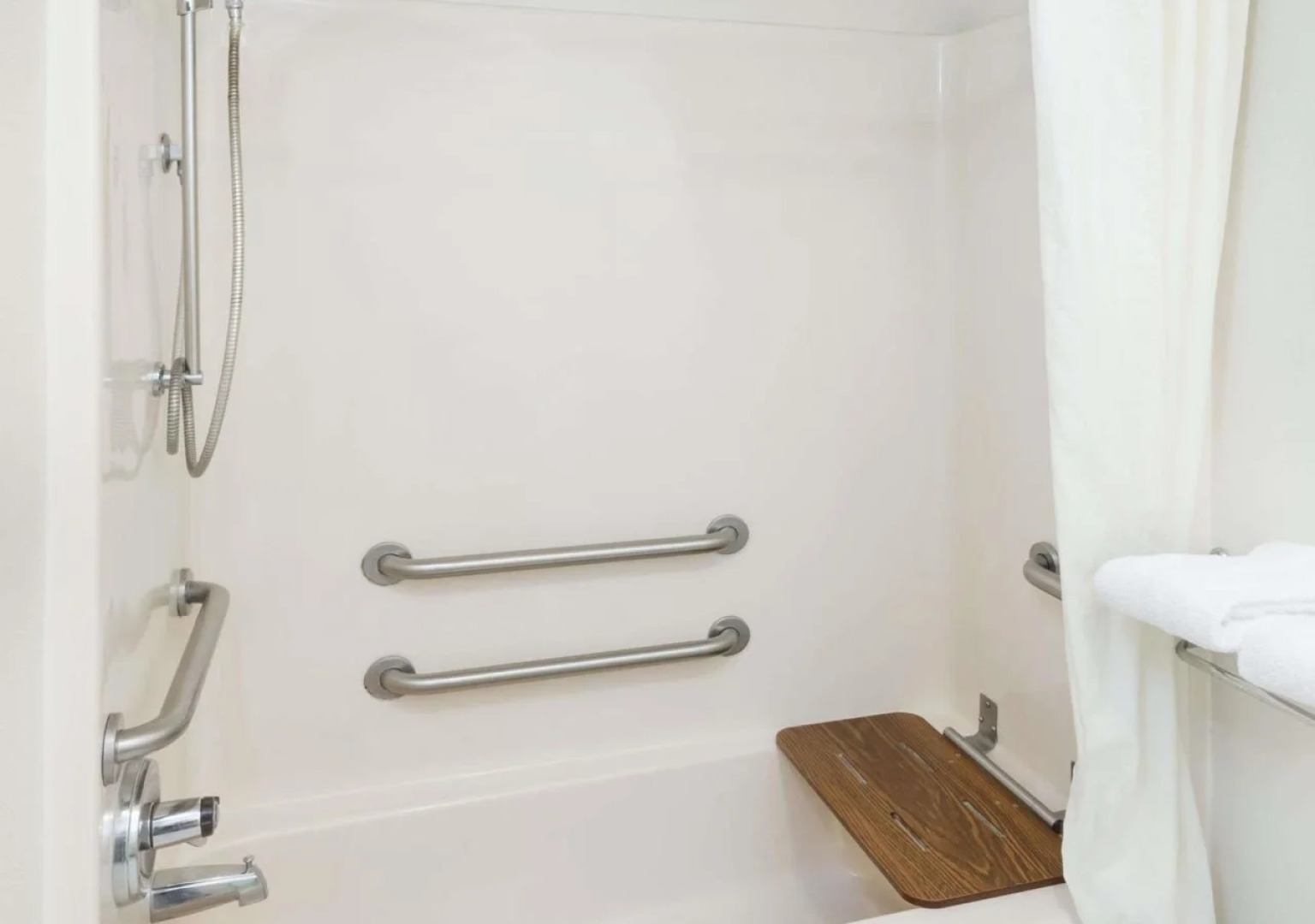 Super 8 by Wyndham Kinder LA