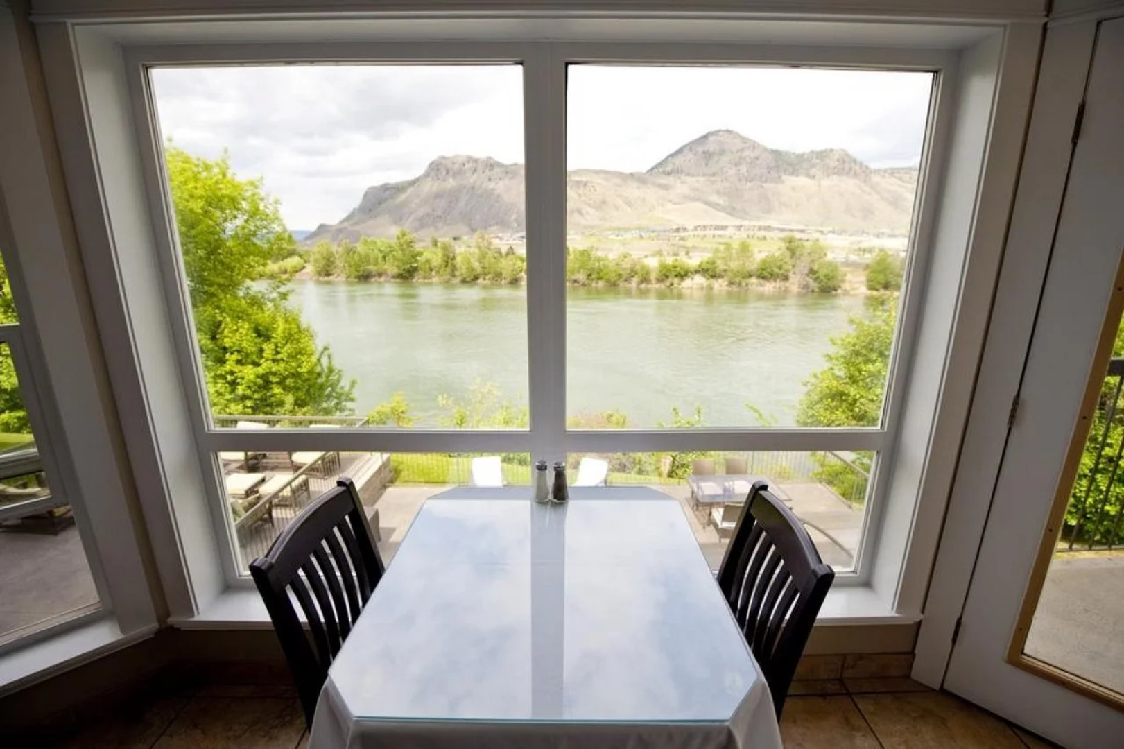 Riverland Inn & Suites