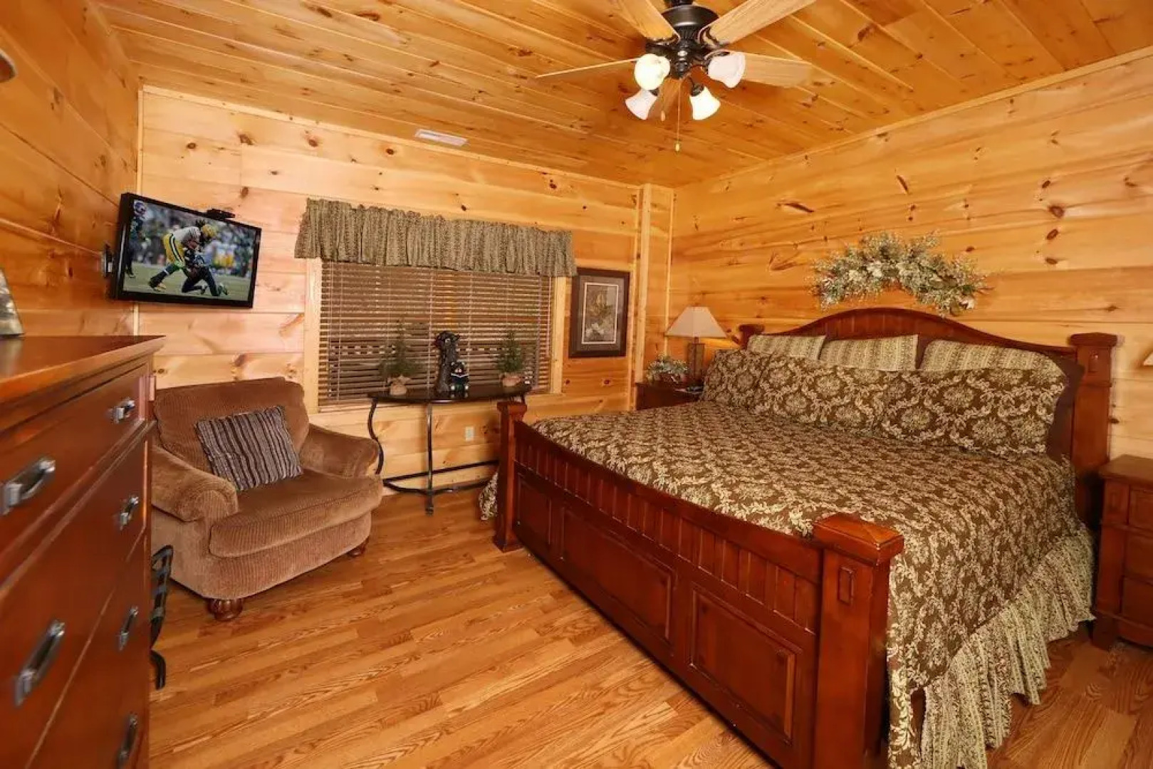 Smoky Mountain Getaway 5 Br cabin by RedAwning