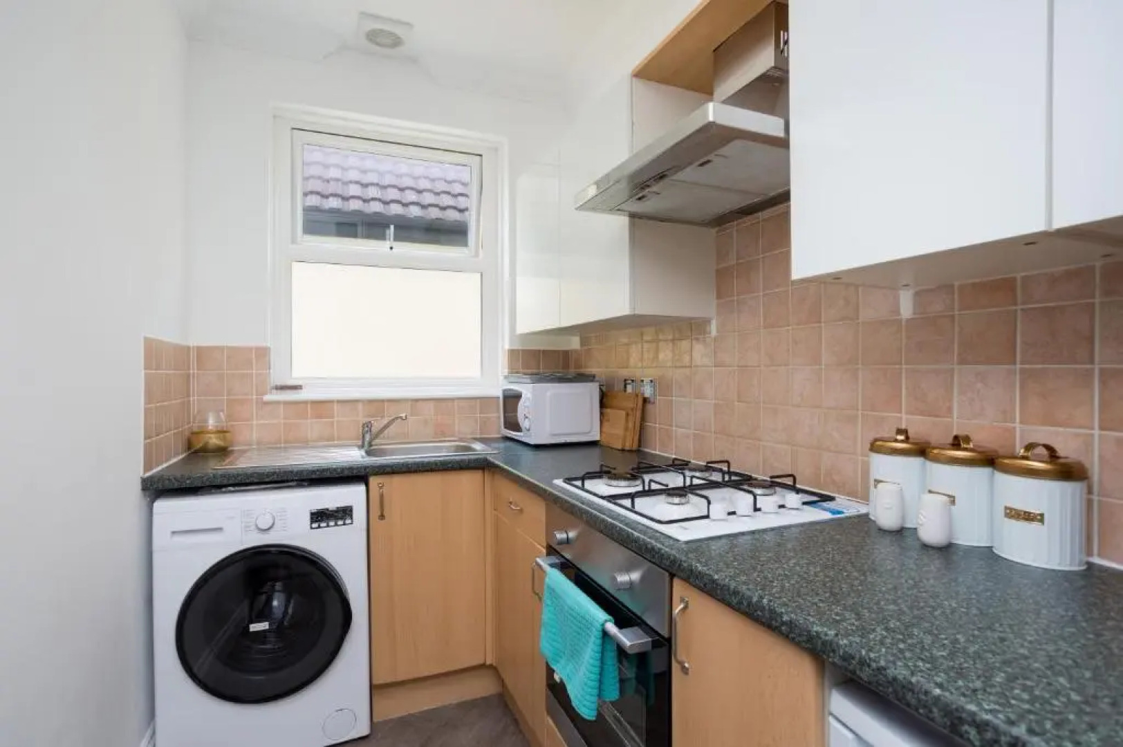 Luxury Granada Apartments - 1 & 2 bed FLATS Perfect for Contractors, Family, Students near Seafront