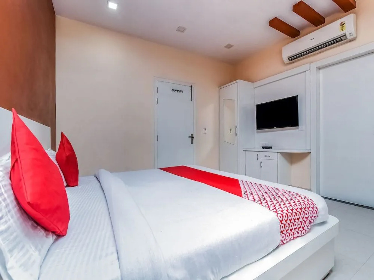 OYO 19706 Hotel Heaven