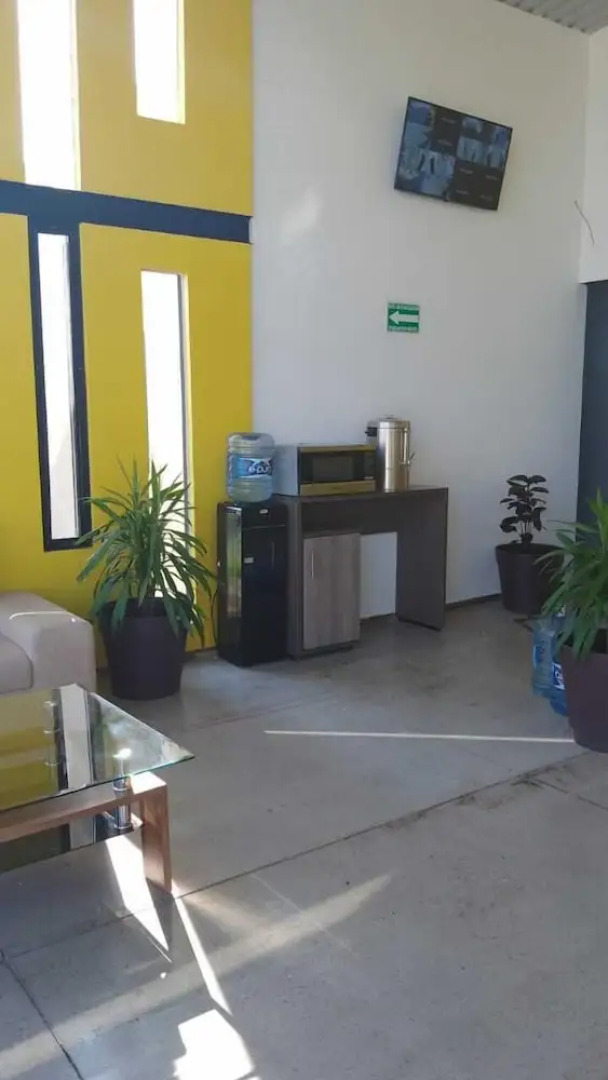 CHECK INN HOSTAL AEROPUERTO GDL - Hostel