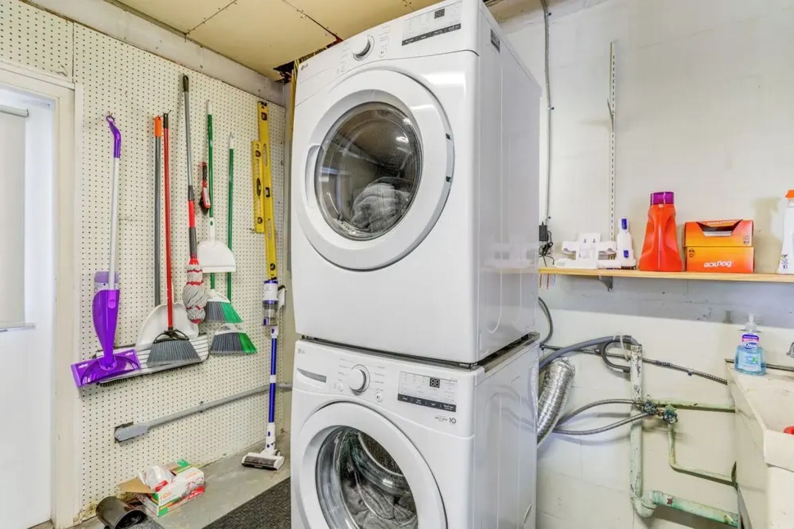 Private Hot Tub: Breezy Seminole Stay!