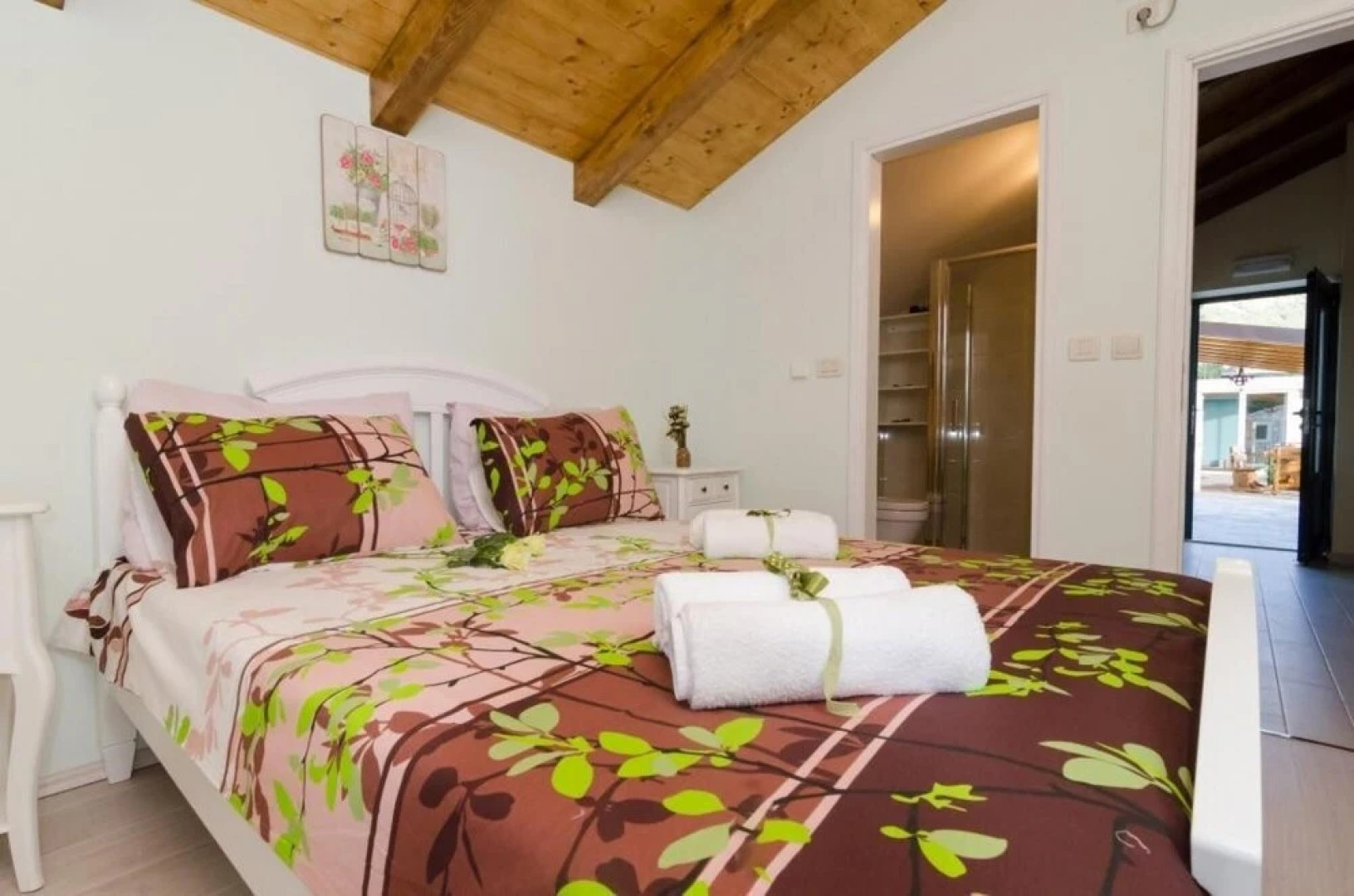 Villa Falcon Rook - Four-bedroom Villa With Terrace and Swimming Pool ID Direct Booker 1901