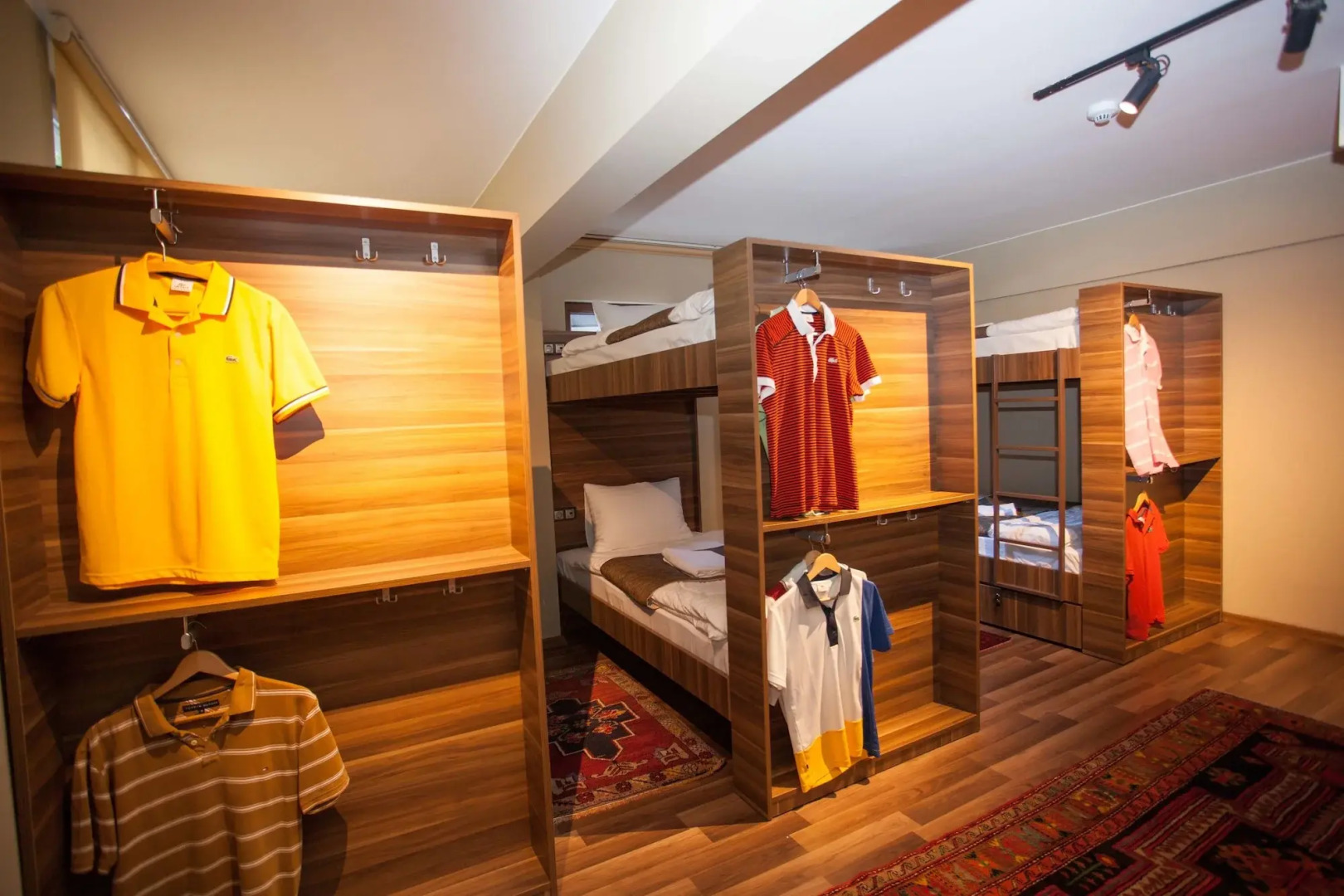 Juliet Rooms & Kitchen