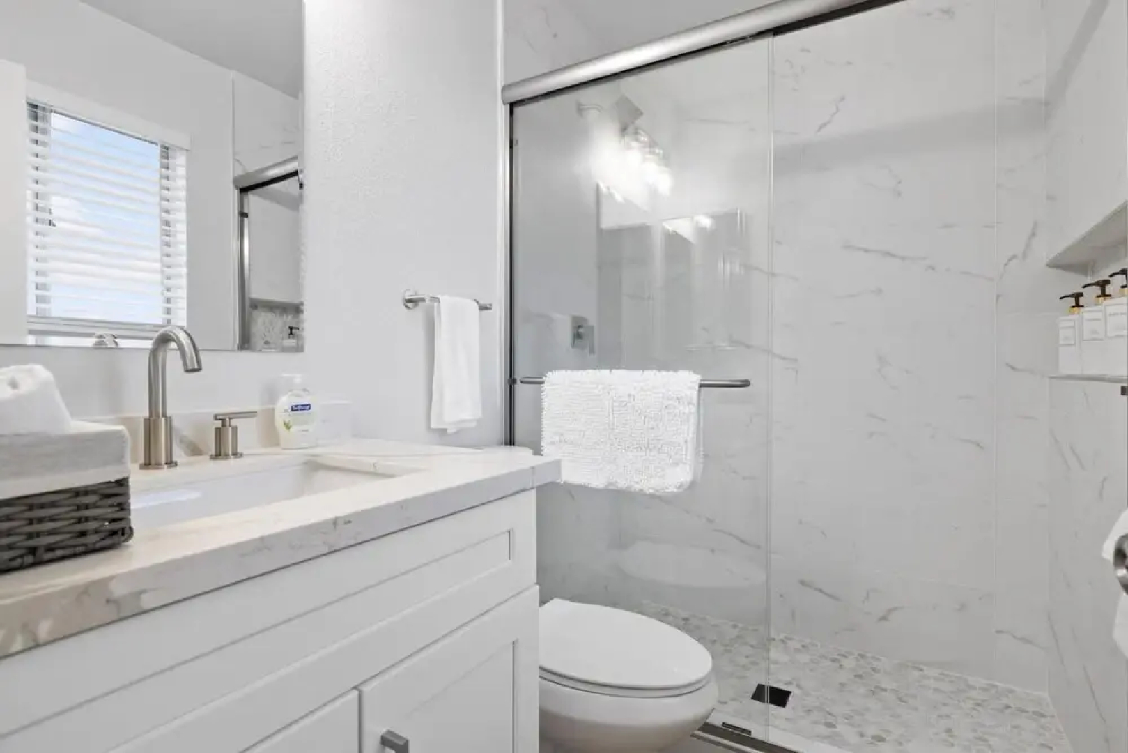 Saratoga A Bright Modern Pool Home in Vegas