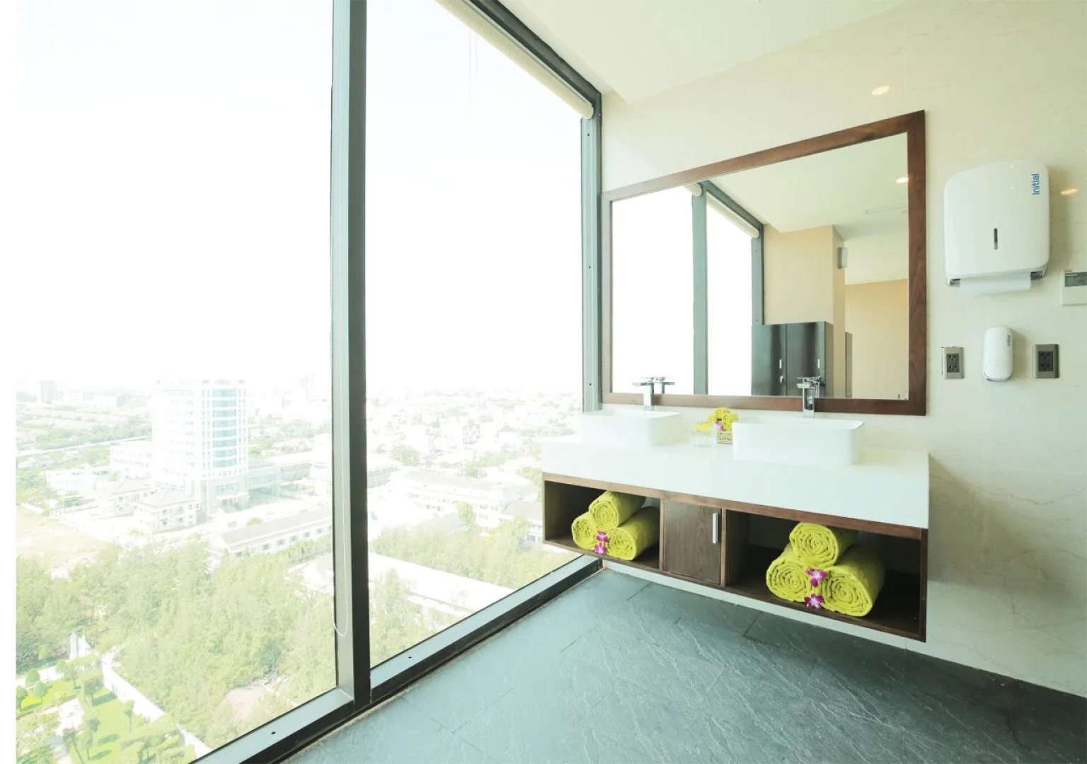 Yarra Ocean Suites Danang