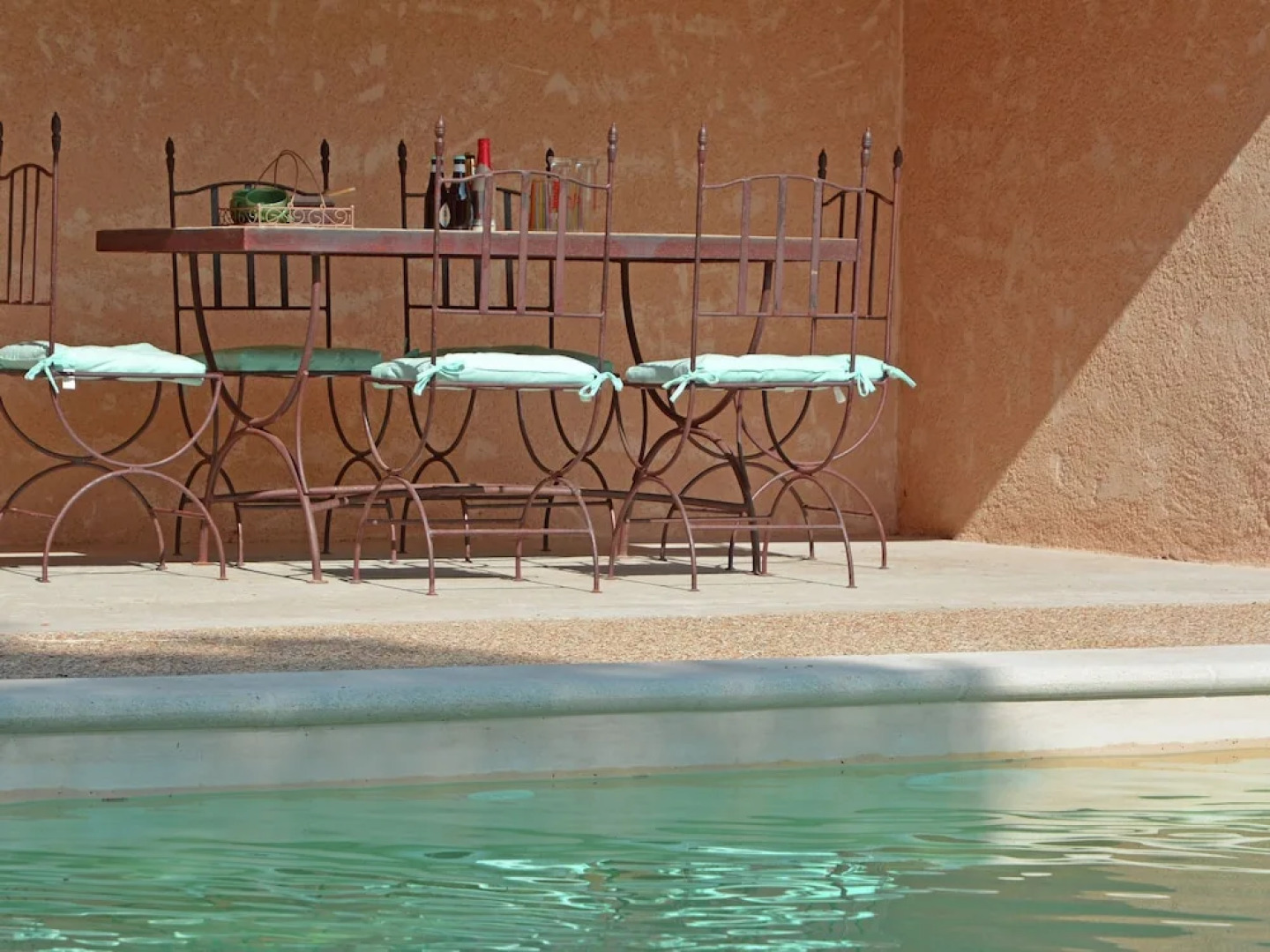 Sun-kissed Villa in Carpentras With Swimming Pool