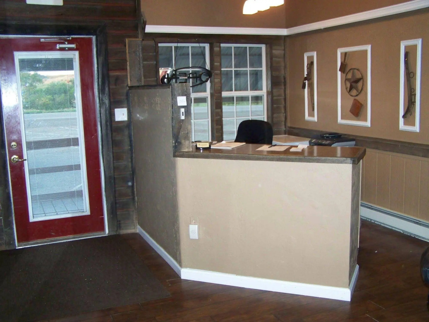 Broken Spoke Bunkhouse Motel