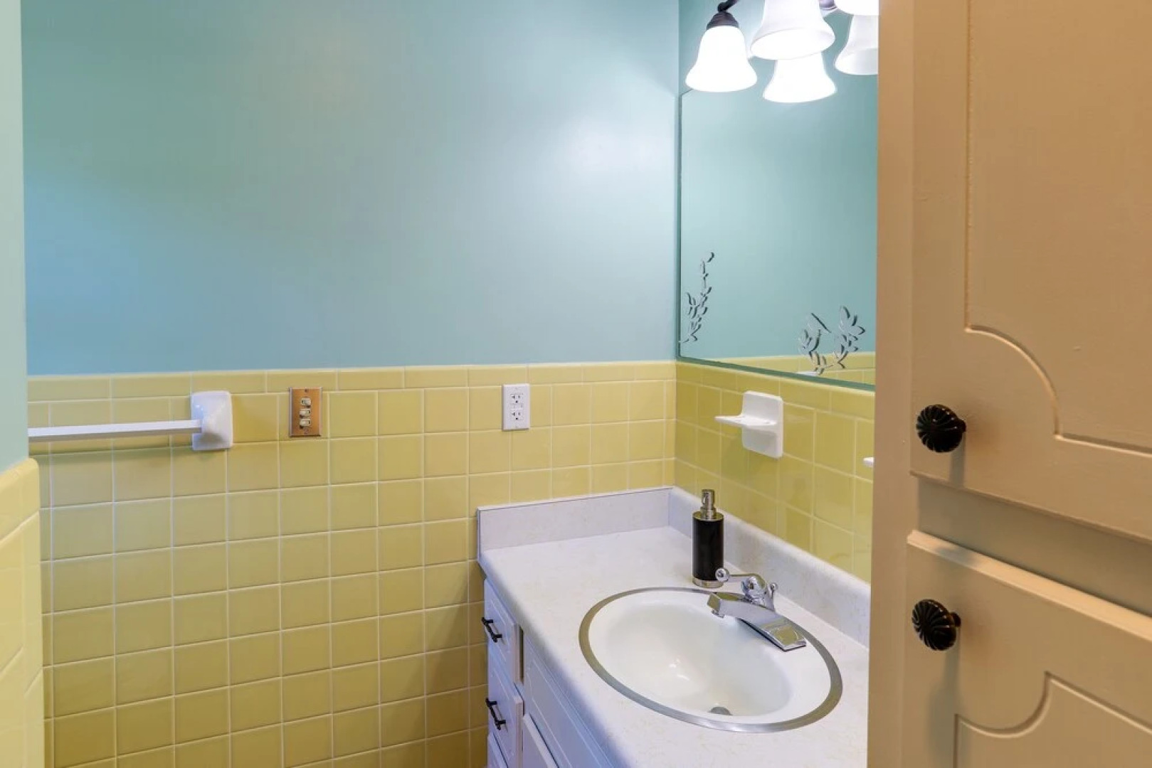 Lakefront Arkansas Escape w/ Grill, Dock & Kayaks!