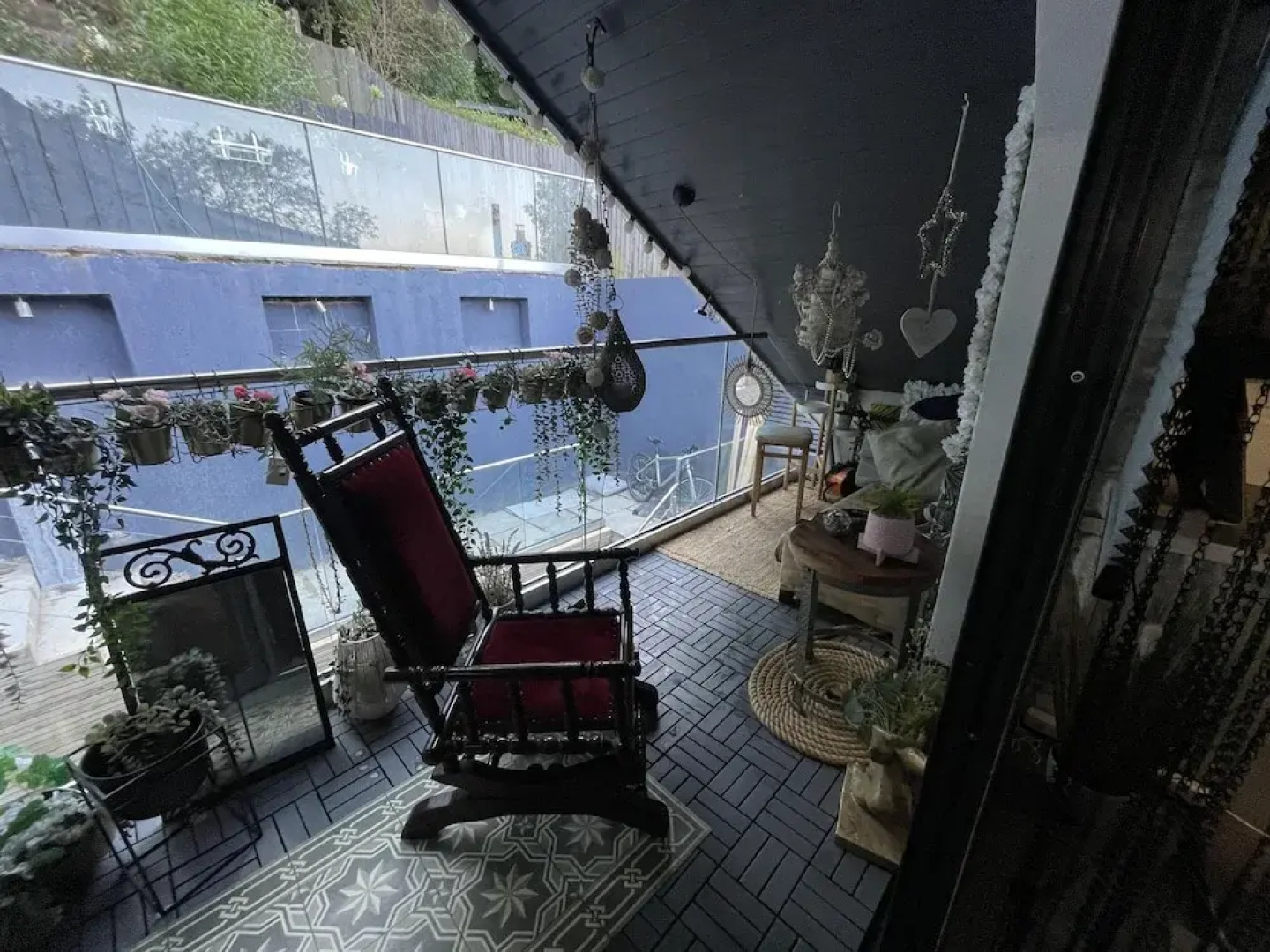 Artsy Retreat - Sleeps 8, Free Parking & Balcony