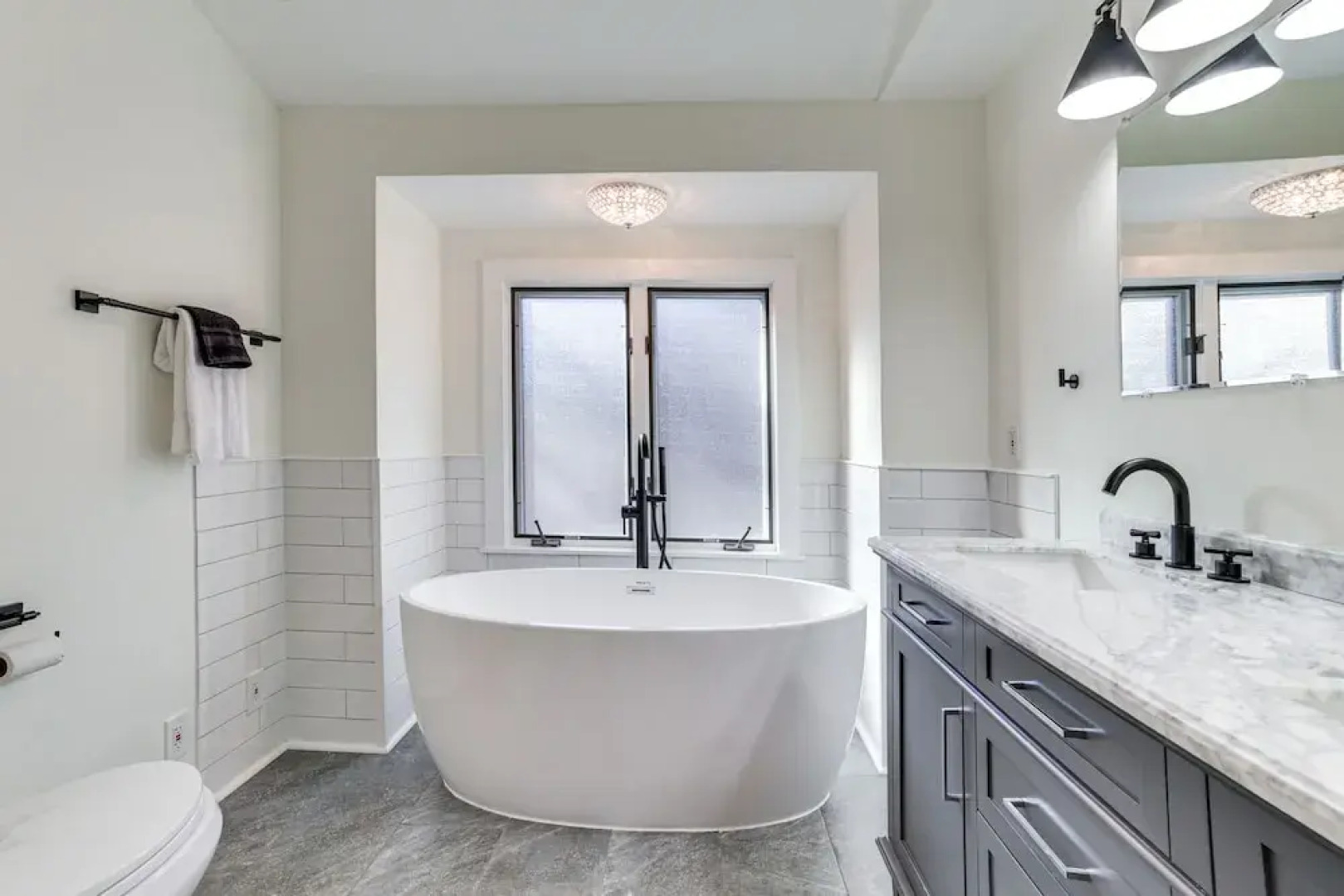 Soaking Tub & Fire Pit! Home Near Dtwn Suttons Bay