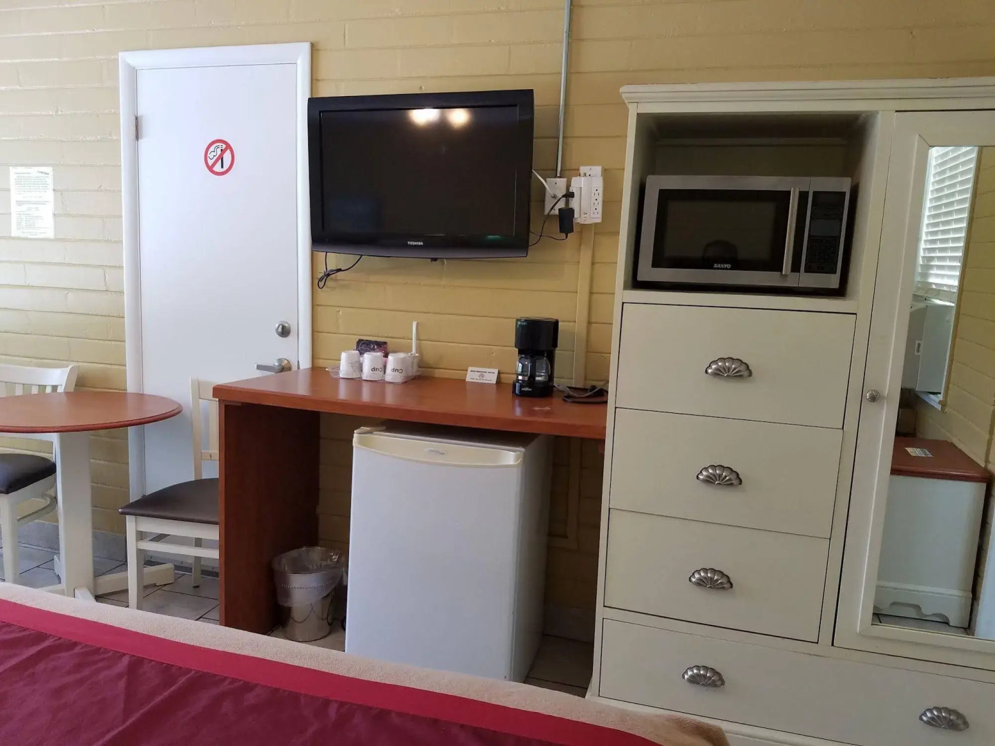 Lakeside Inn and Cafe