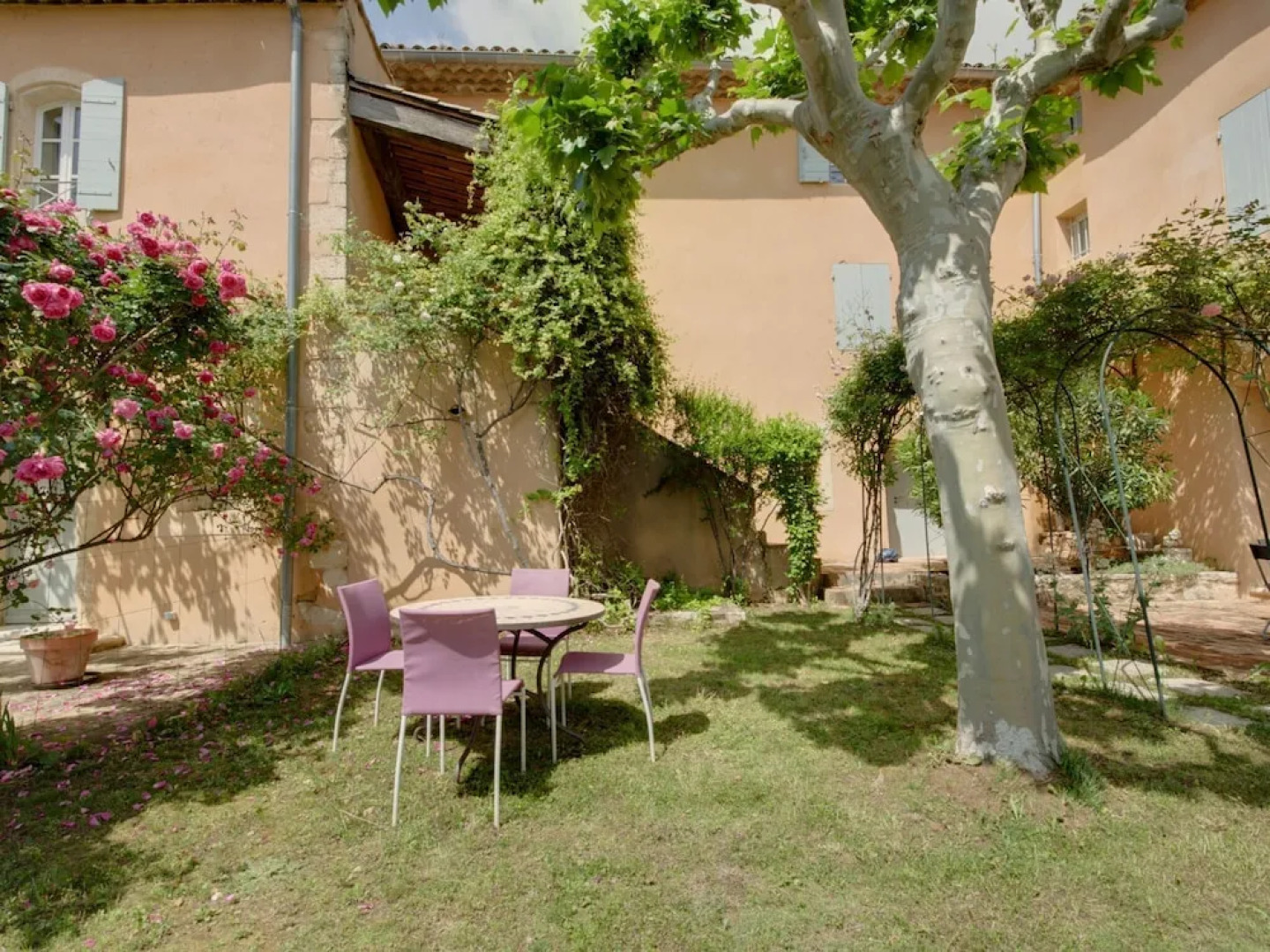 Secluded Holiday Home in Rustrel With Swimming Pool