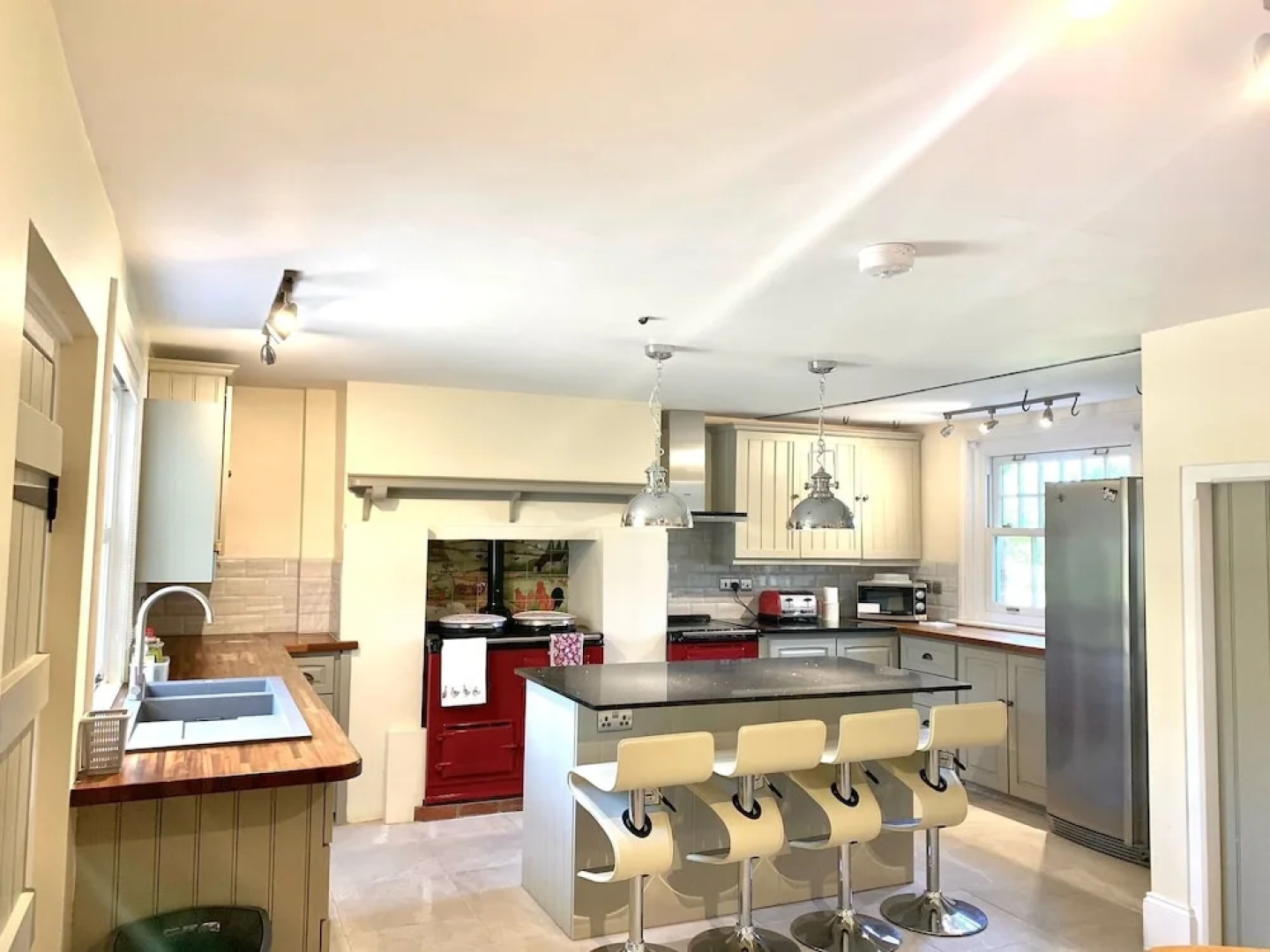 The Farmhouse - Sleeps 12 With Private Grounds