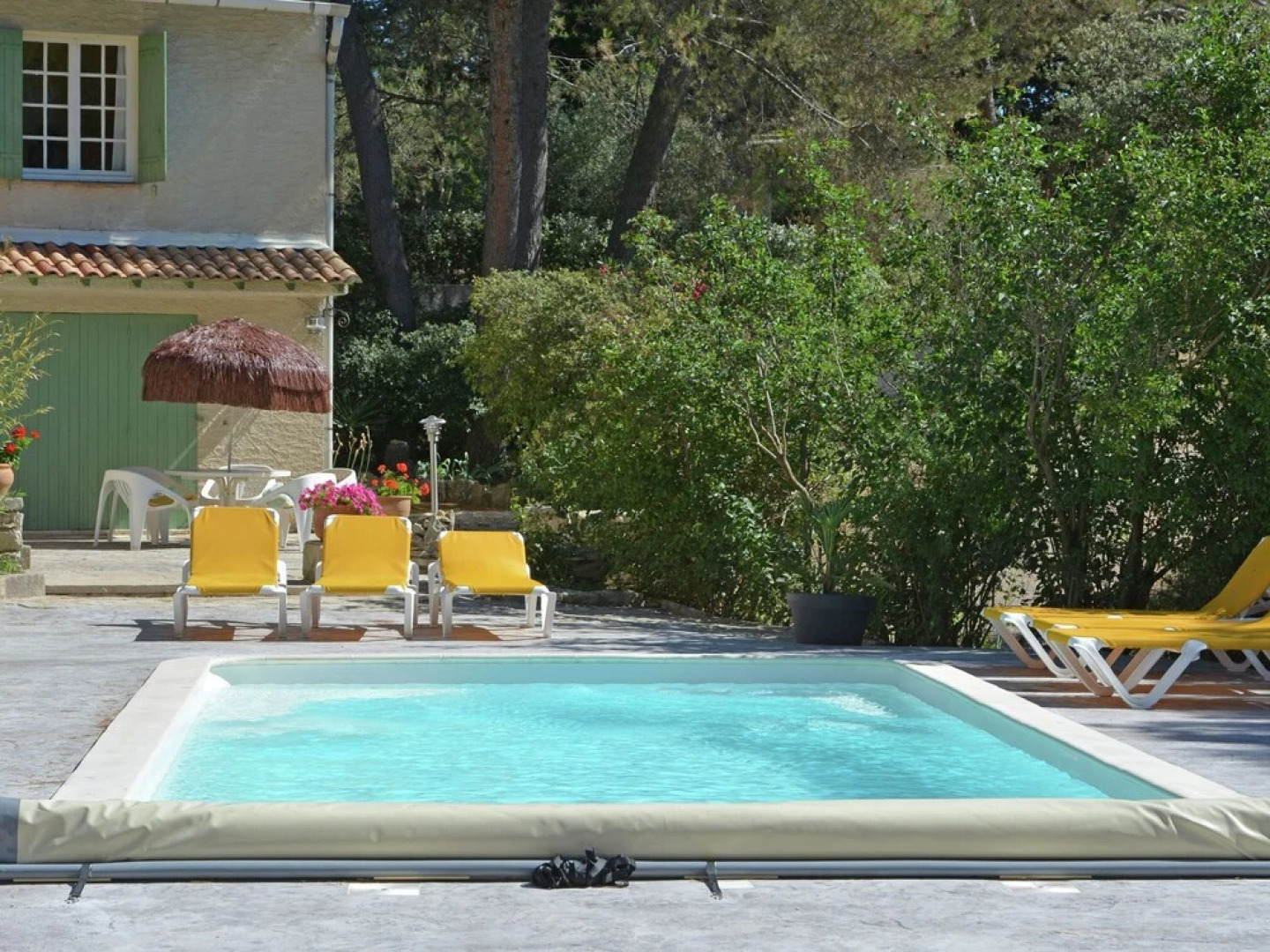 Lush Villa in Beaucaire With Swimming Pool