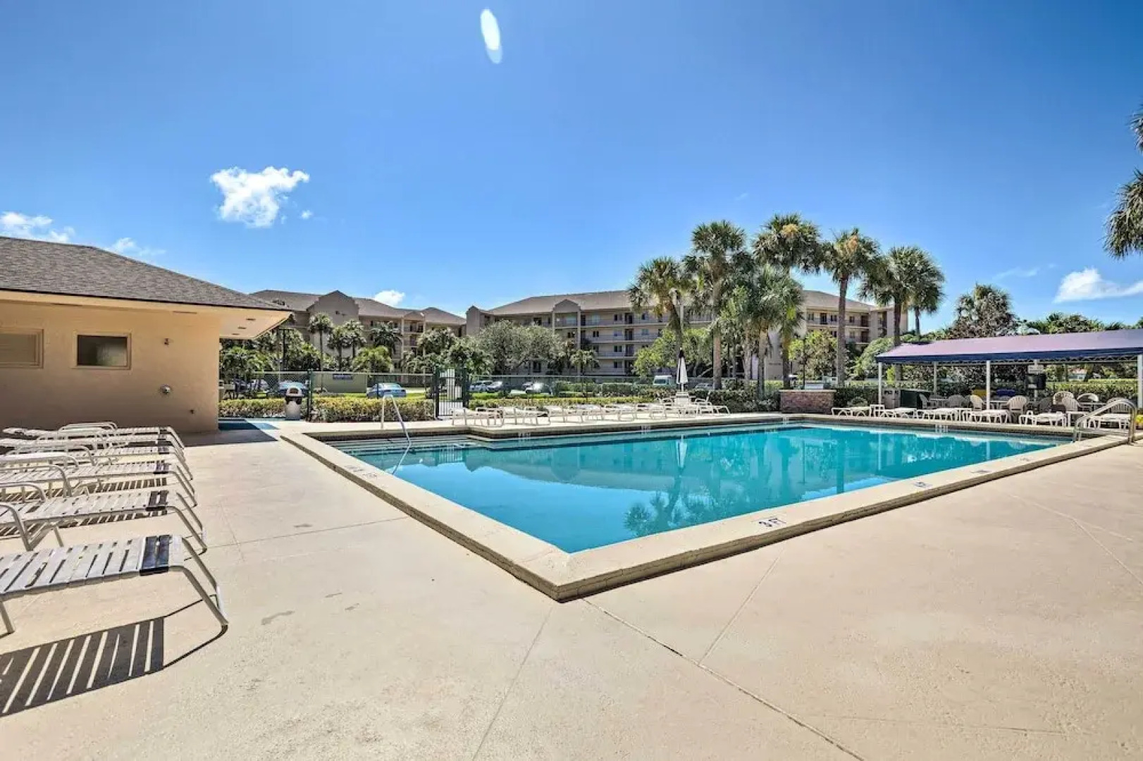 Jupiter Condo w/ Pool Access, Walk to Beach!