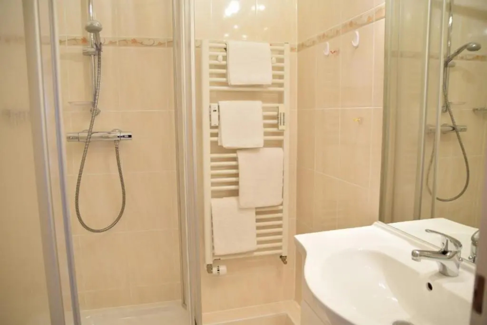 Einfaches 2-Zimmer-Appartement mit Balkon.