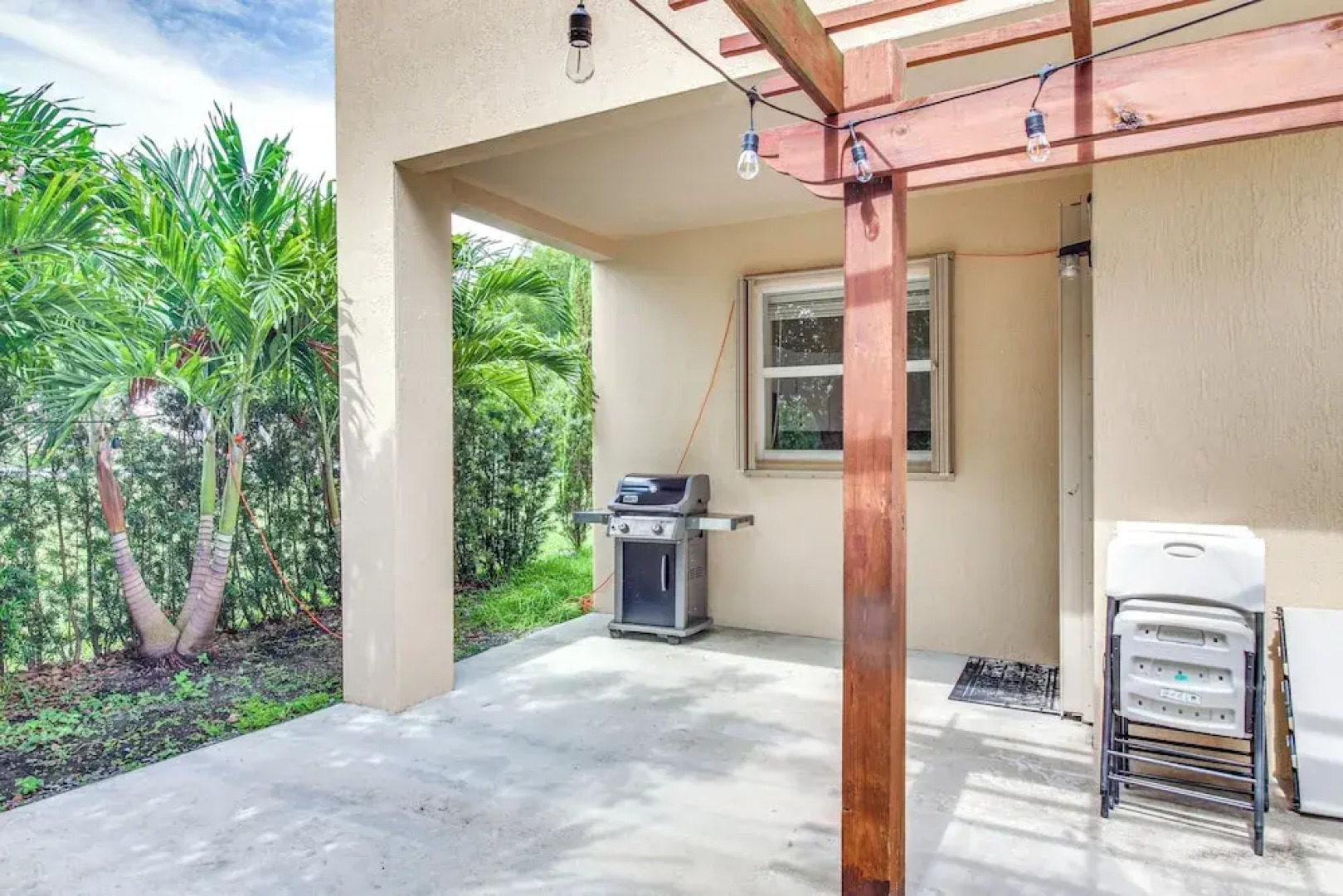 Yard w/ Lake View: Remote Working Hub in Homestead