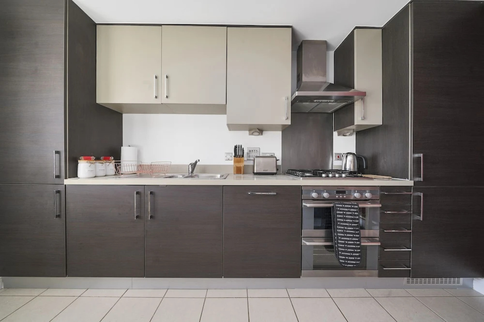 Modern Luxury 2 Bed Apartment 6 Guests En-Suite Netflix Wi-Fi