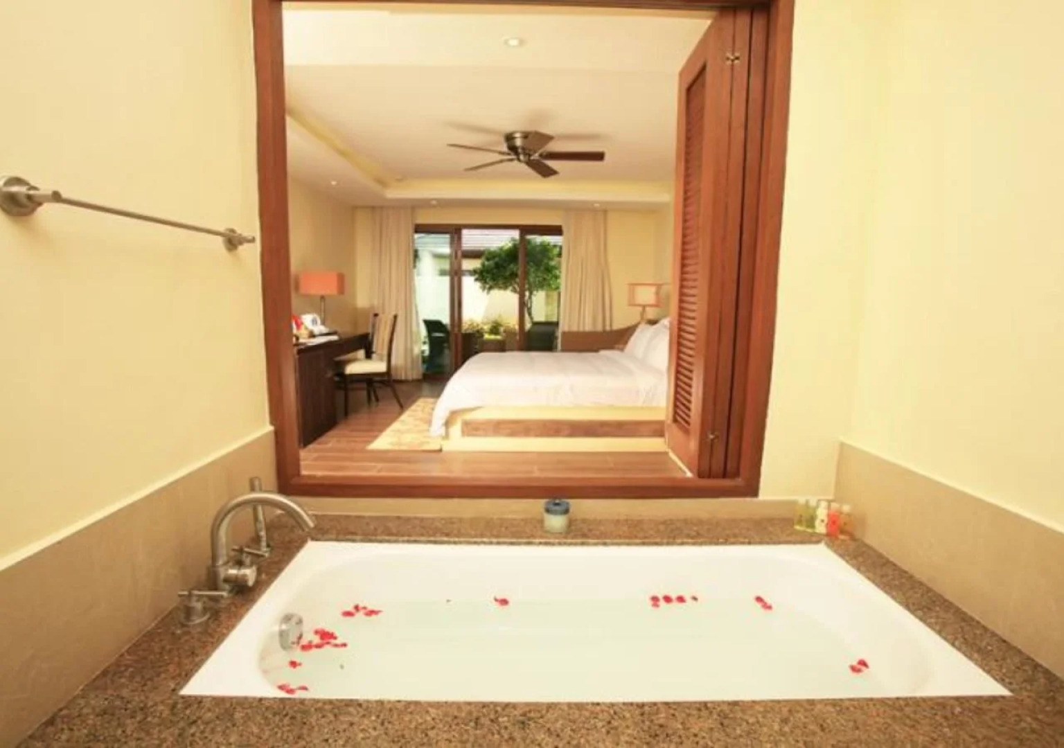 Crimson Resort and Spa Mactan