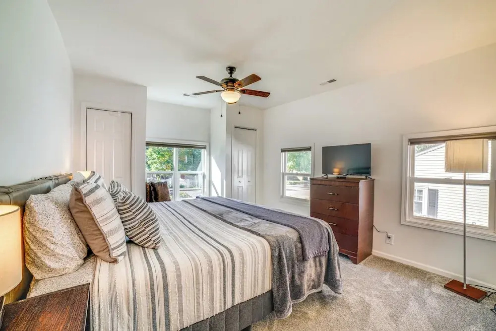 < 1 Mi to Dwtn: Valparaiso Family Home