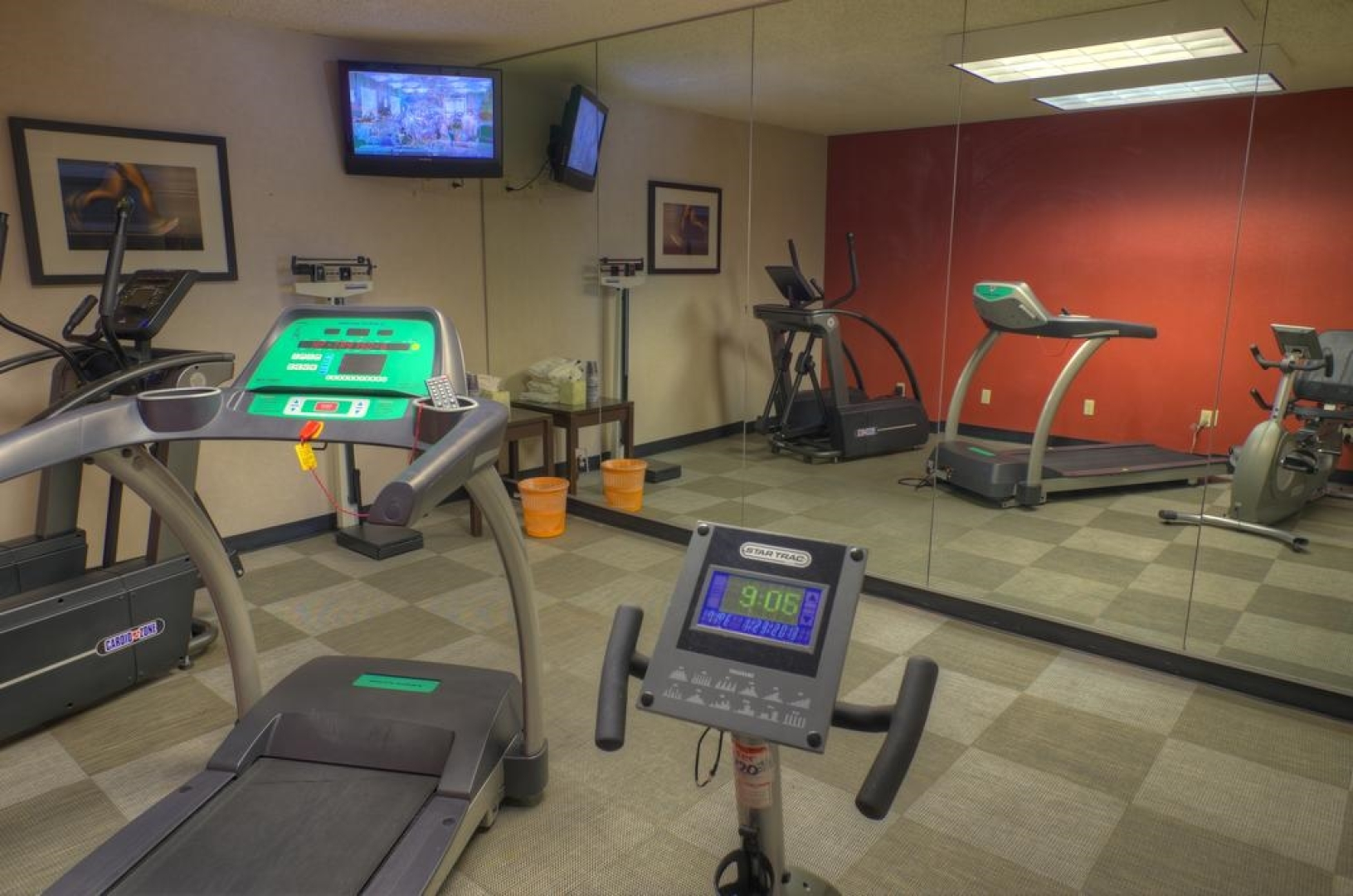 Holiday Inn Express & Suites Phoenix Midtown by IHG