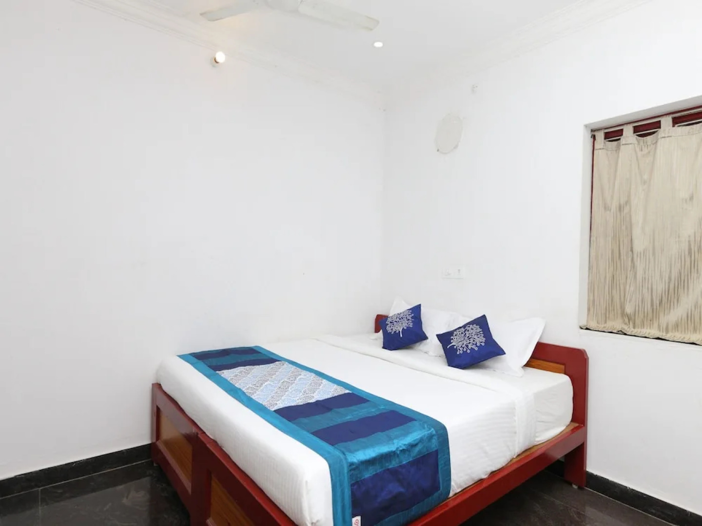 OYO 16067 The Orient Hotel