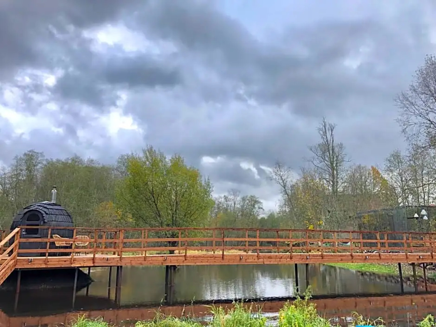 Riverbed inn ÖÖD mirror house and Iglucraft sauna by river