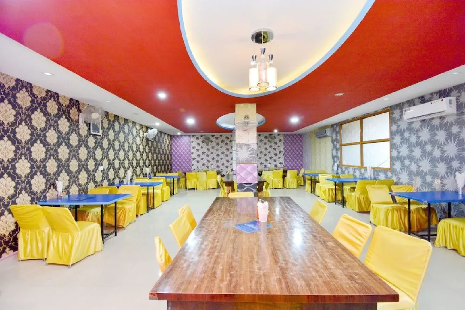 Oyo 39889 Palace Plaza