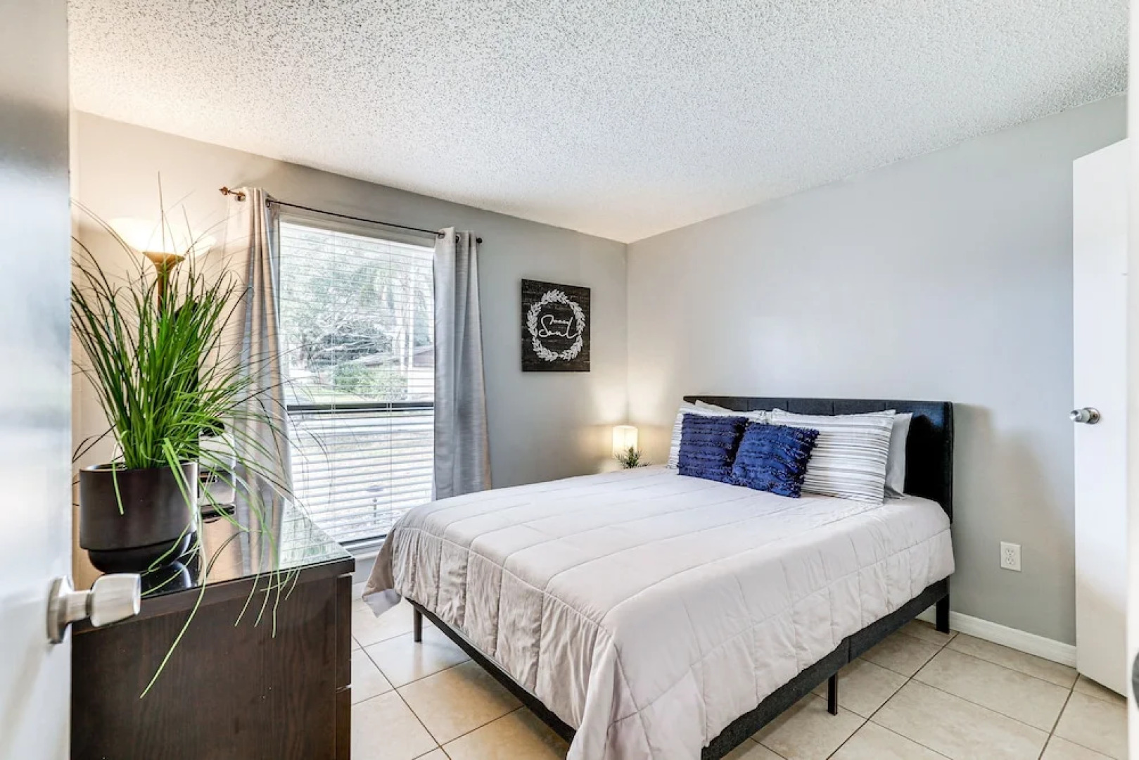 14 Mi to Dwtn Tampa Bay: Brandon Home w/ Fire Pit!