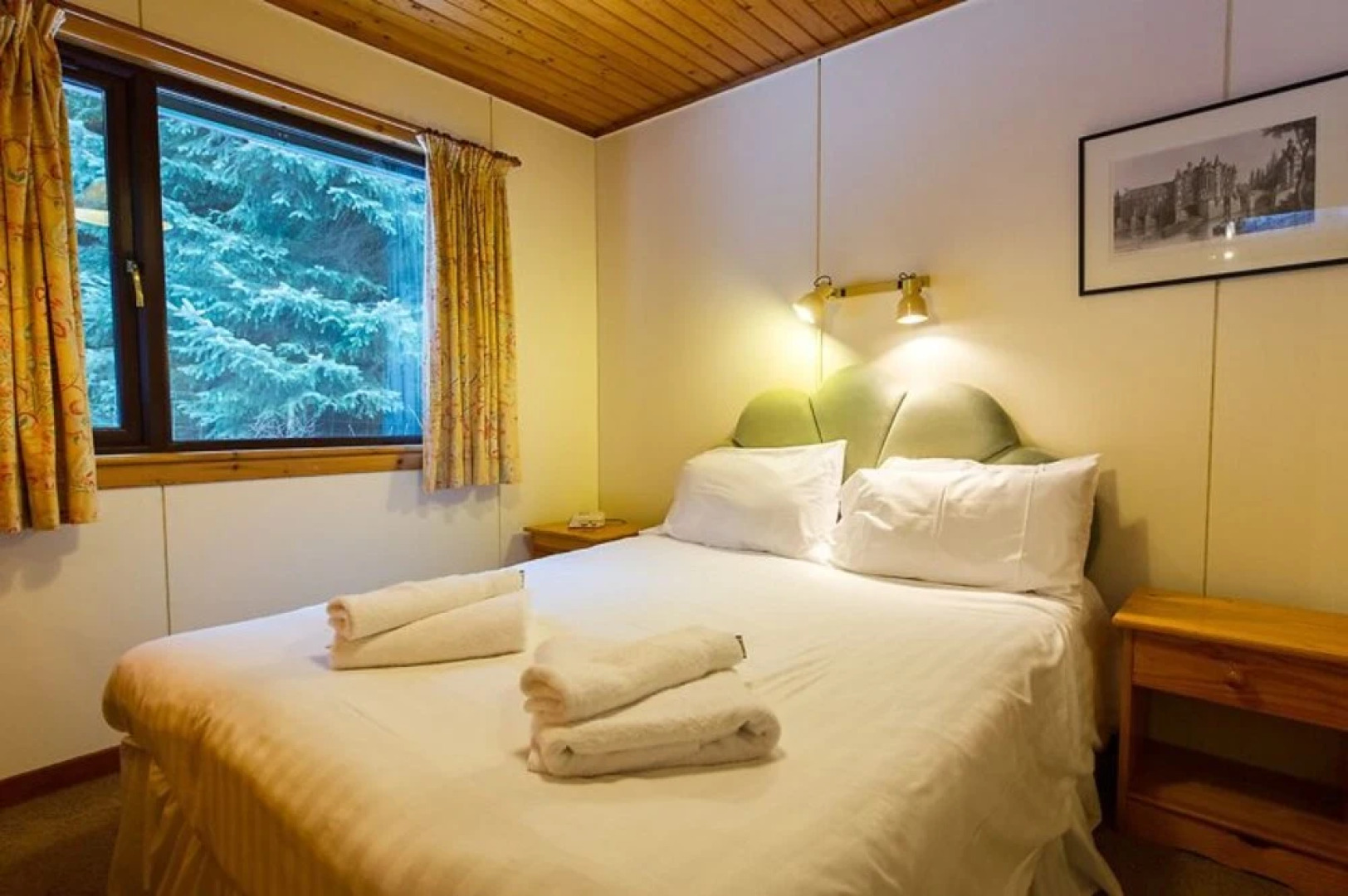 Otter With Mountain View and Enclosed Decking