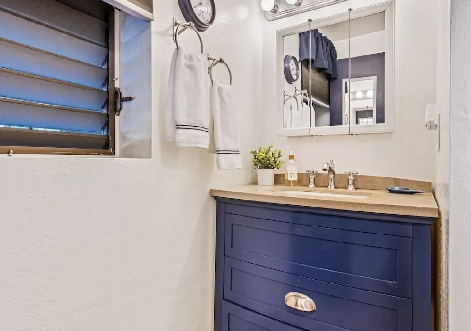 Pohailani #102 Studio Bedroom Condo by RedAwning