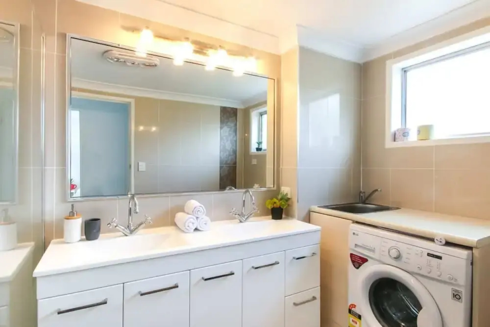 Contemporary 2 Bedroom Beachfront Apartment