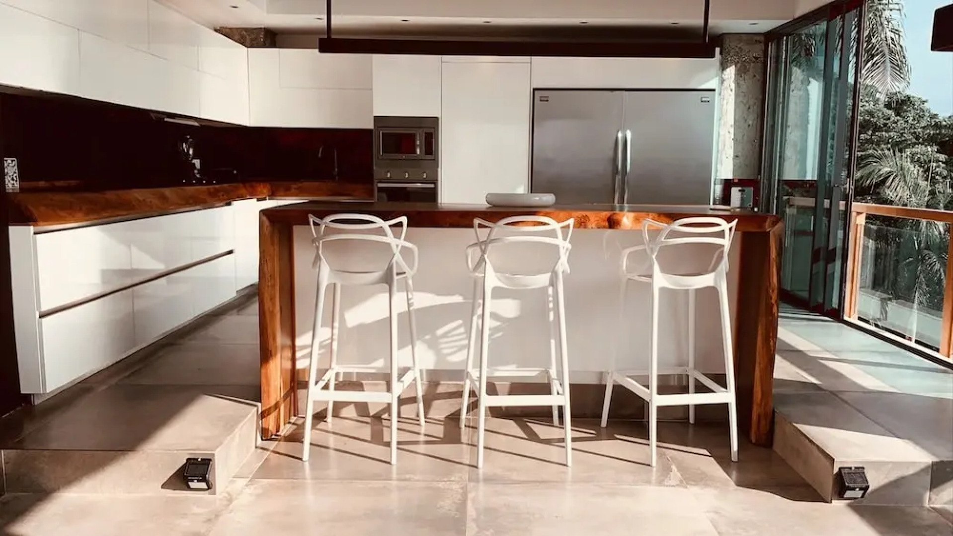 Modern 7 Bedrooms Villa on Private Beach Access