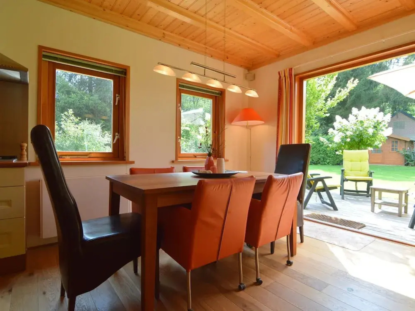 Beautiful wooden villa on a large private site on the Veluwe