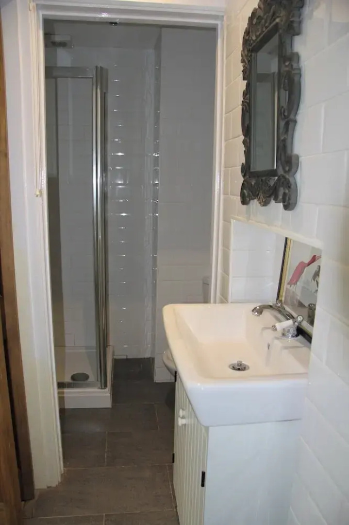 Woodlands Cozy Cottage in Gerrards Cross, Sleeps 2