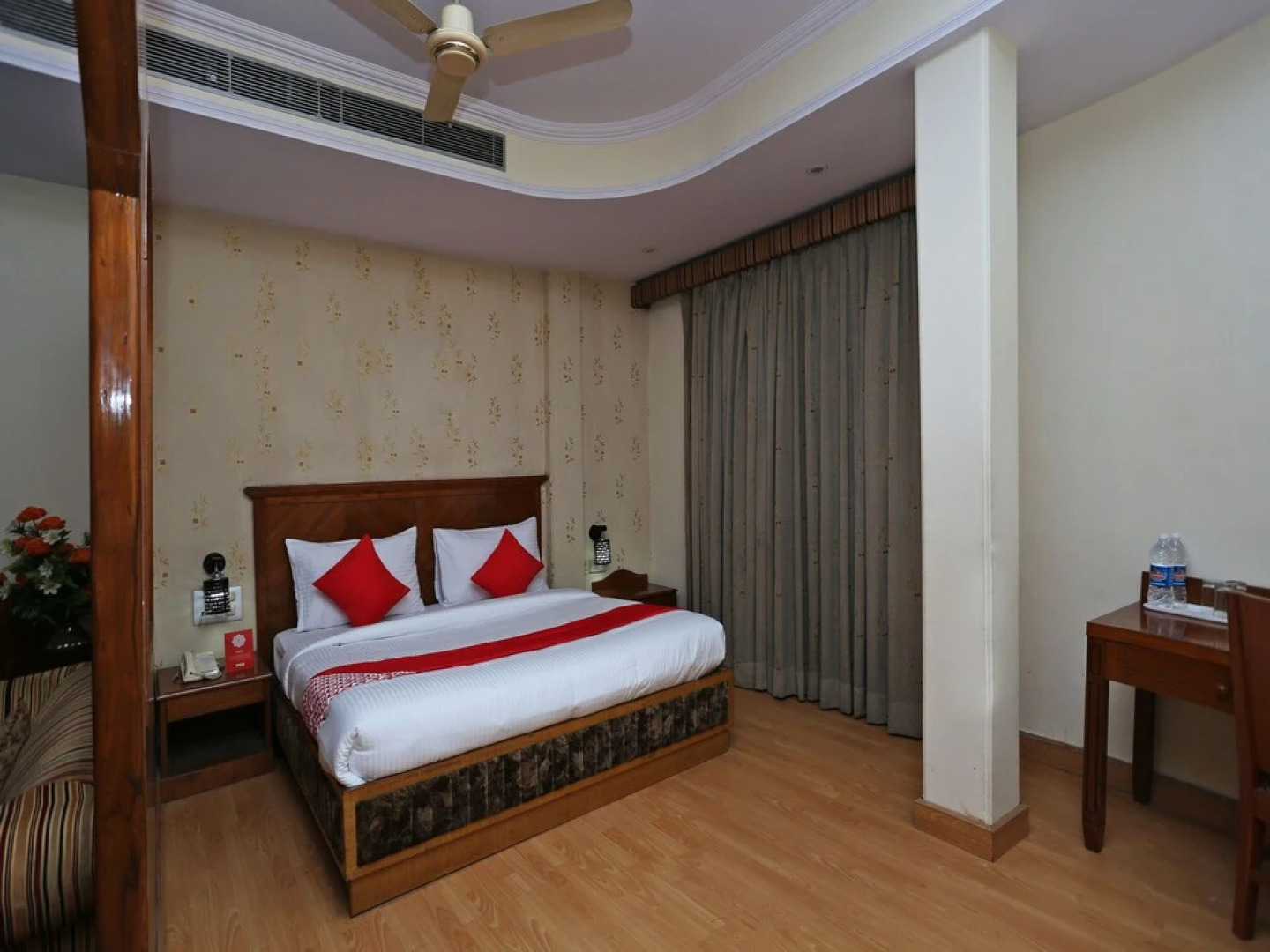 OYO 16125 Eiffel Grand Hotel