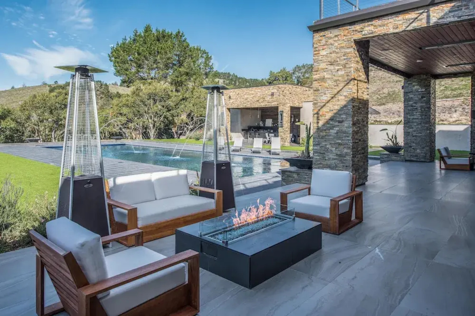 Lx1a: Luxury Contemporary Villa in The Middle of Nature